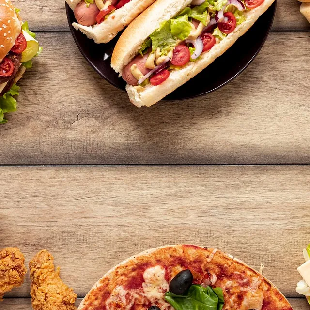 Diverse fastfoodretter på bord