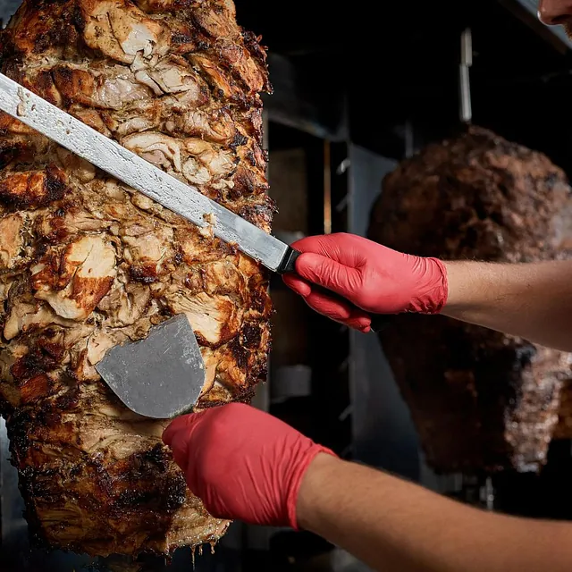 Kjøtt skjæres av til kebab