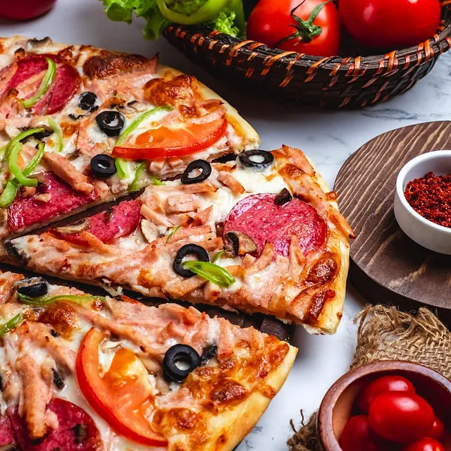 Pizza med grønnsaker og peperoni